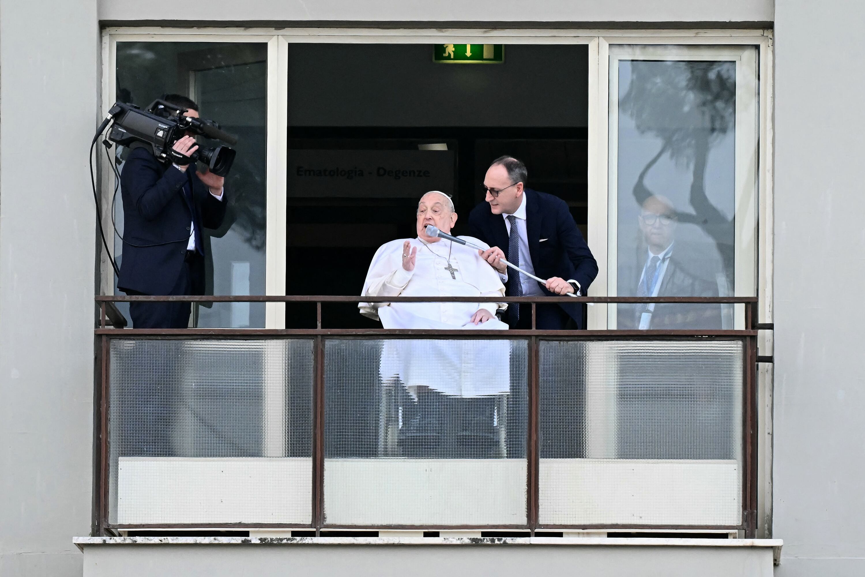 El Papa le habla a sus feligreses antes de abandonar el Policlínico Genelli.