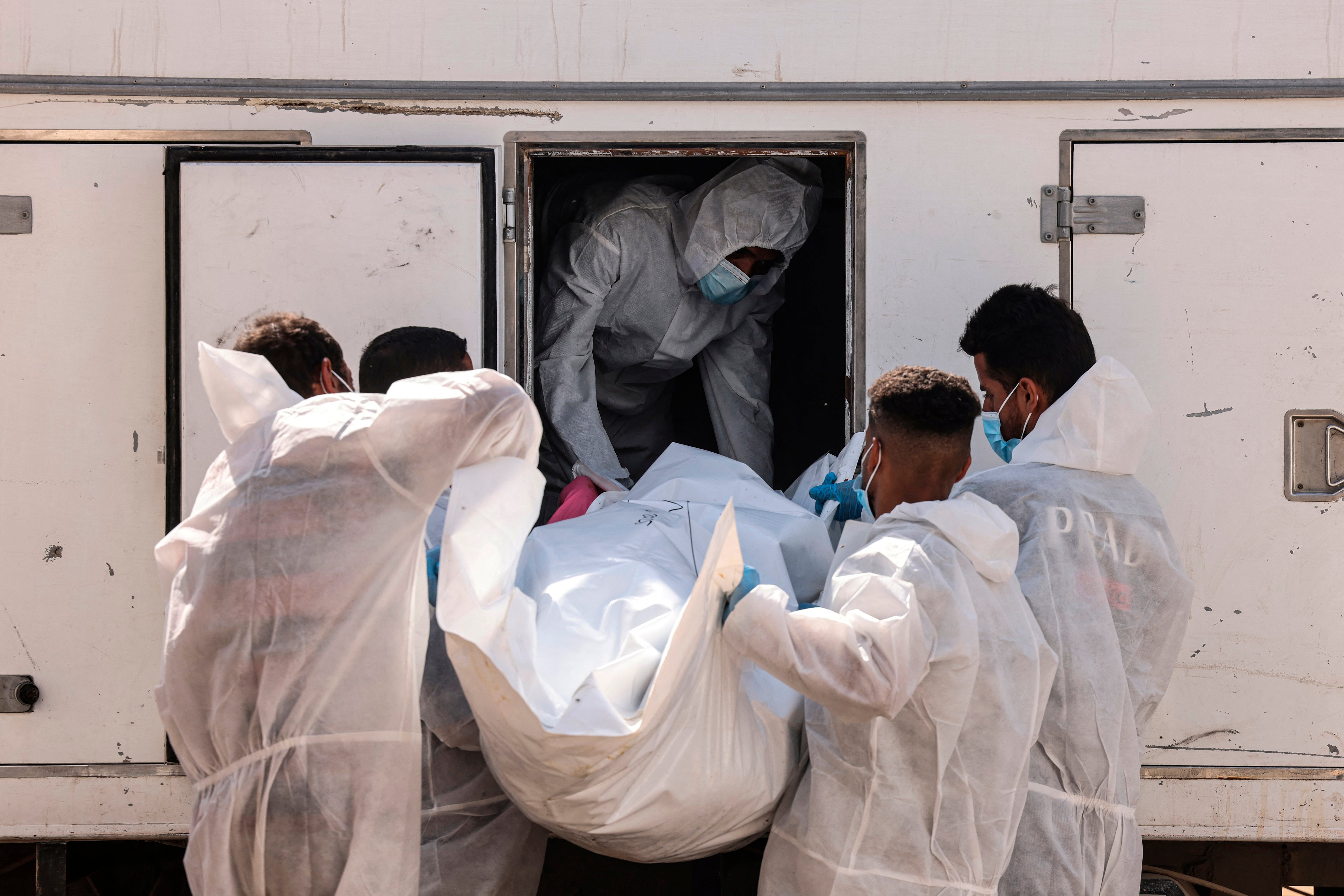 Descargan uno de los 30 cuerpos de palestinos en Khan Yunis, Gaza.