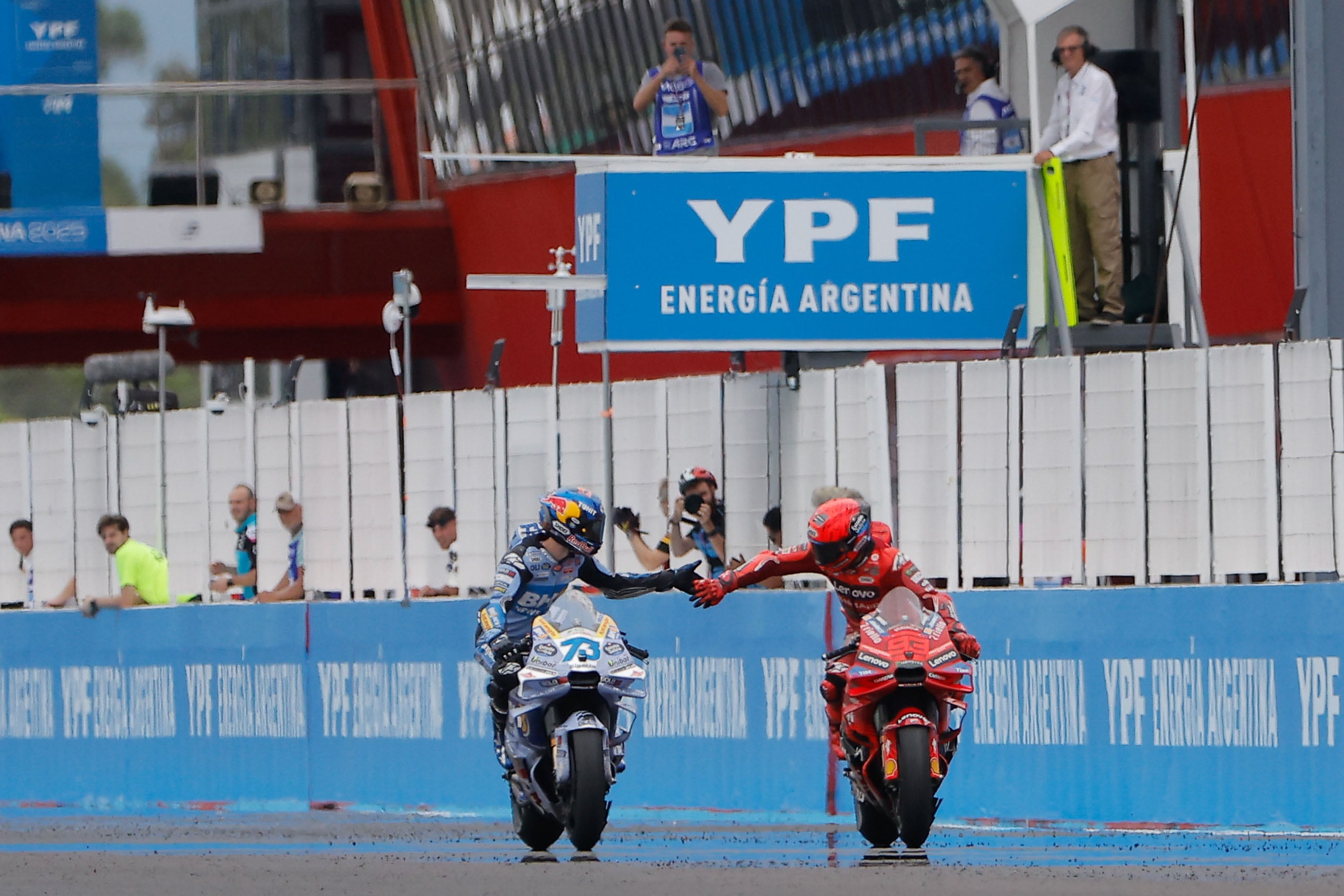 Marc Márquez, ganador, se saluda con su hermano menor, Alex, segundo en el GP de la Argentina. 