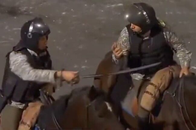 Los hinchas de Boca fueron recibidos por la policía uruguaya con balas de goma, gases y hasta sables (Foto: captura de video).