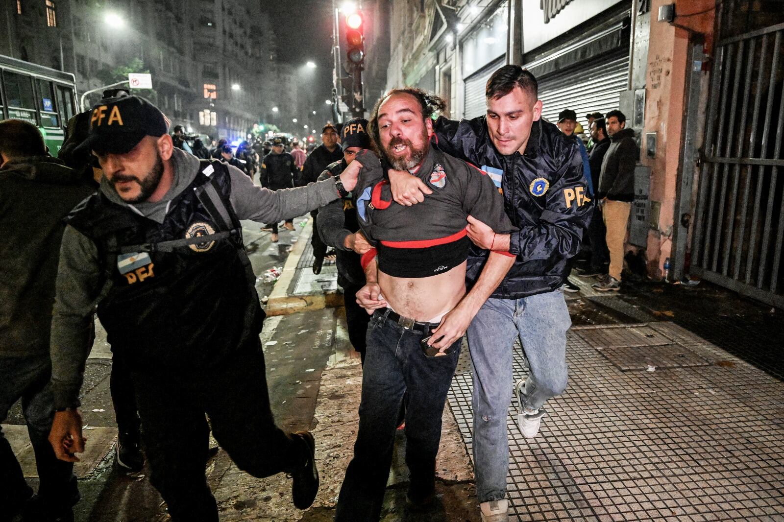 La cacería policial en las afuera del Congreso, al momento de votarse la Ley Bases