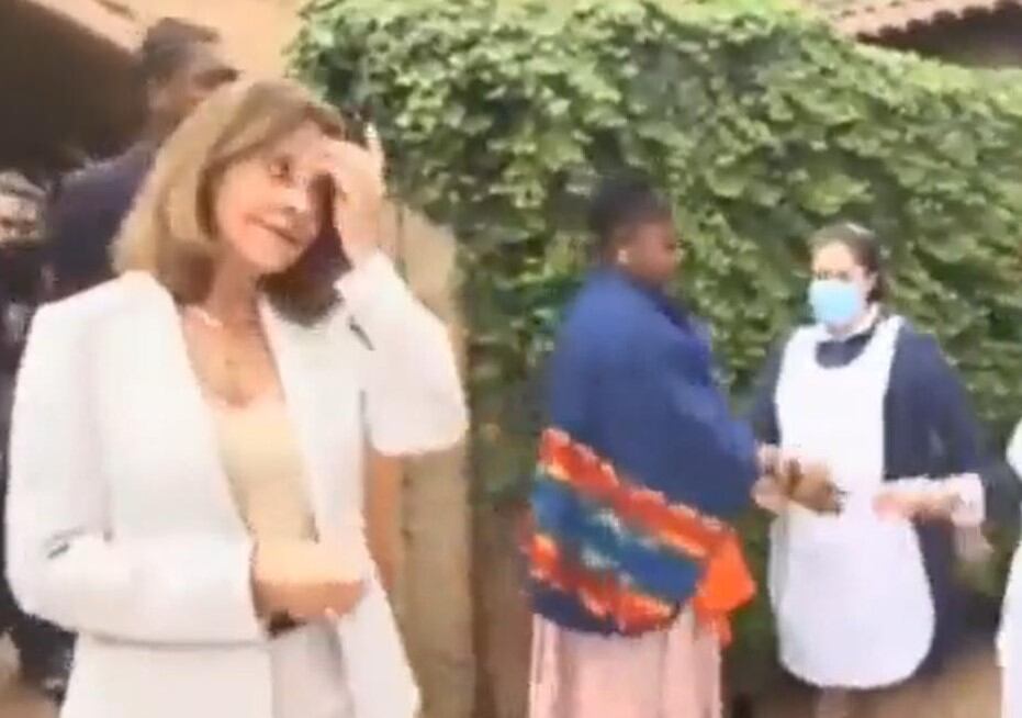 Marta Ramírez, vicepresidenta saliente, observa con incomodidad la llegada de Francia Márquez, nueva vice, a la residencia oficial.