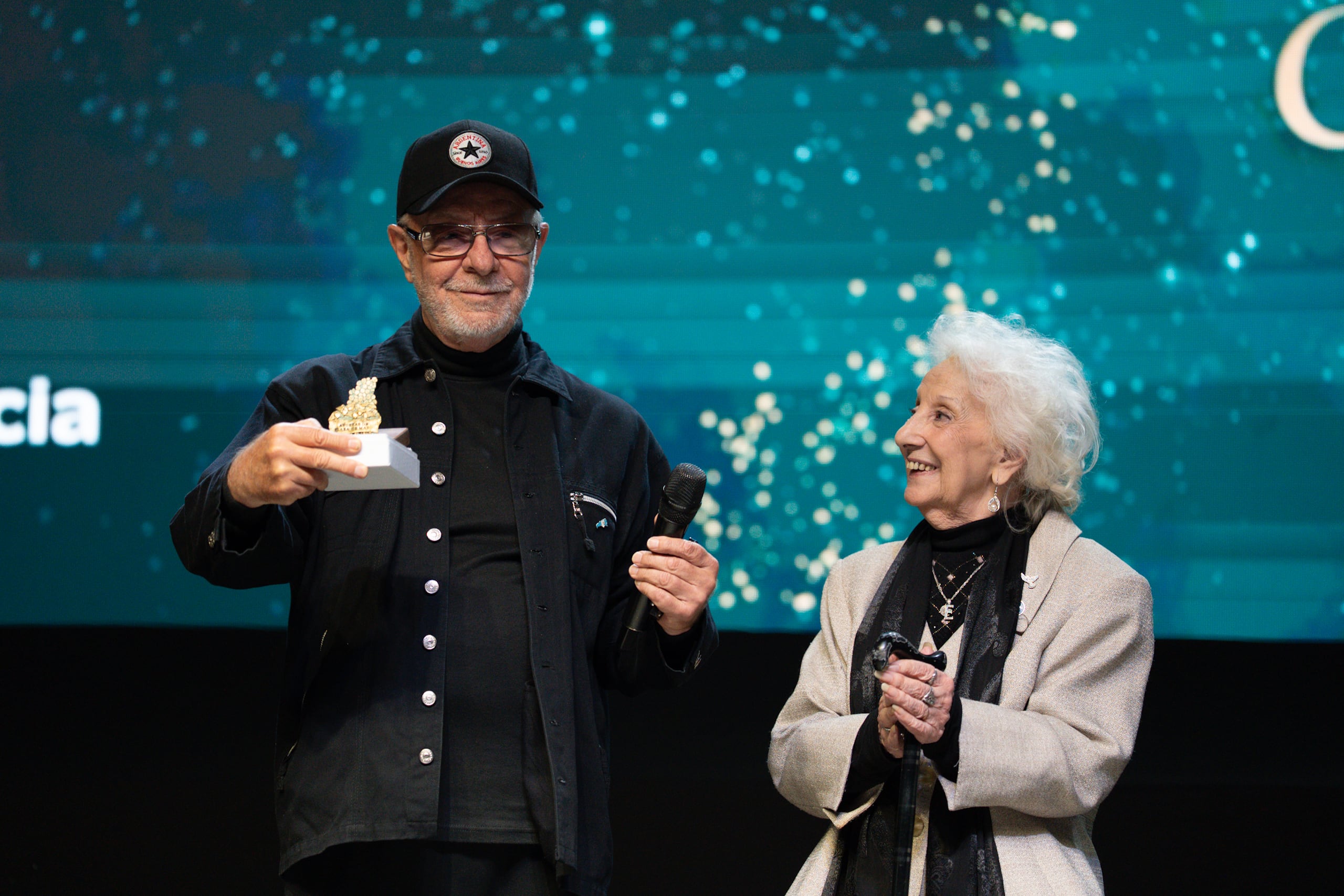 Gieco recibió recientemente el premio "Abridores de caminos", de manos de Estela de Carlotto. 