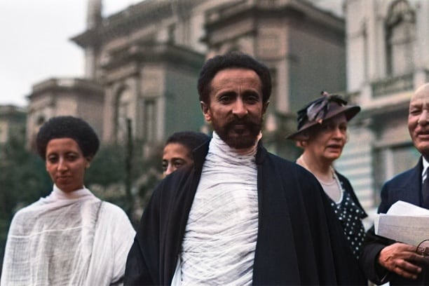 La sonrisa del Rey de reyes, Haile Selassie I. En el jardín de Prince's Gate, Londres, el 4 de junio de 1936. 