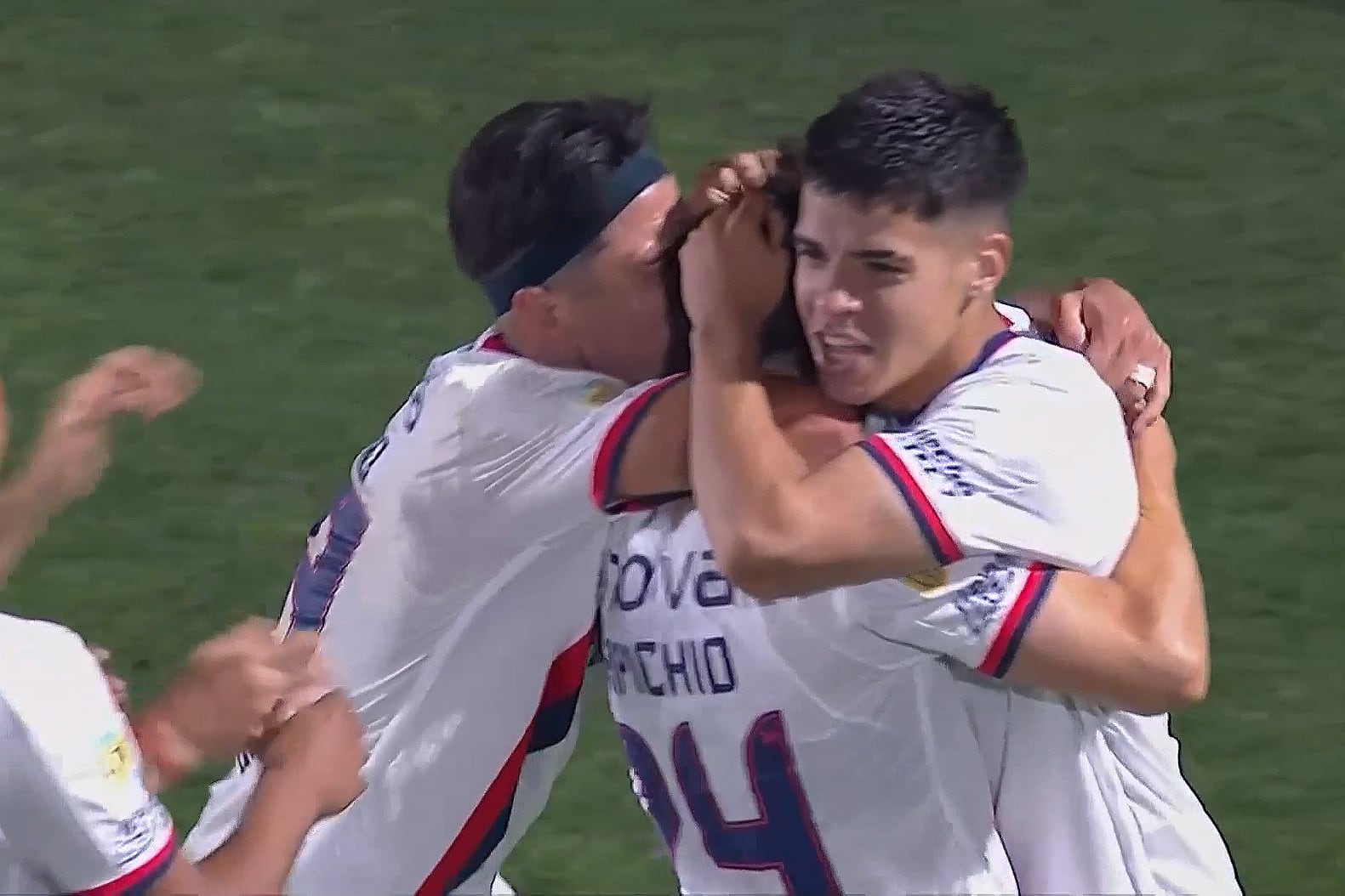 Tripichio, que convirtió su primer gol en el Ciclón, es abrazado por sus compañeros