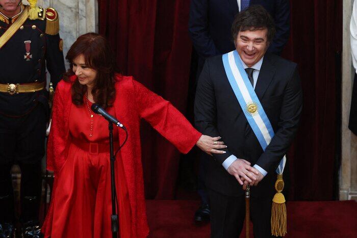 Cristina Kirchner y Javier Milei sonríen en el traspaso de mando, el 10 de diciembre de 2023. 