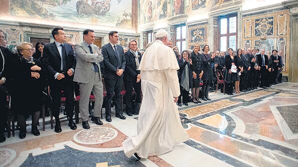 El Papa se encuentra con periodistas en la sala clementina del Vaticano.