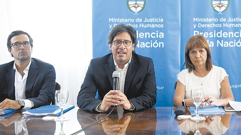 El ministro de Justicia, Germán Garavano, durante el anuncio del anteproyecto junto a Patricia Bullirch.
