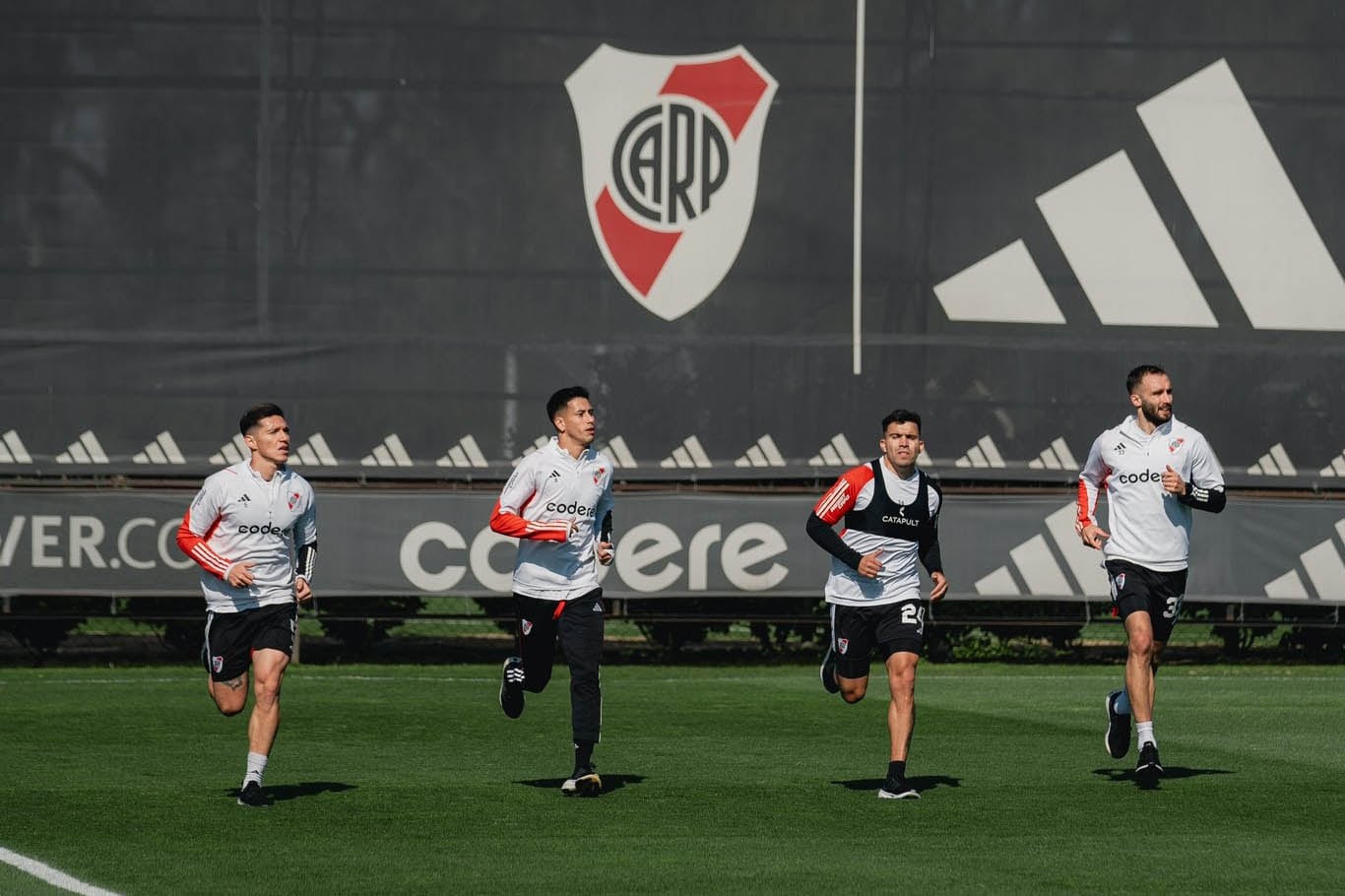 Acuña y Pezzella, dos que hicieron historia con la Selección, junto a Kranevitter y Meza, que también tuvieron su experiencia albiceleste.