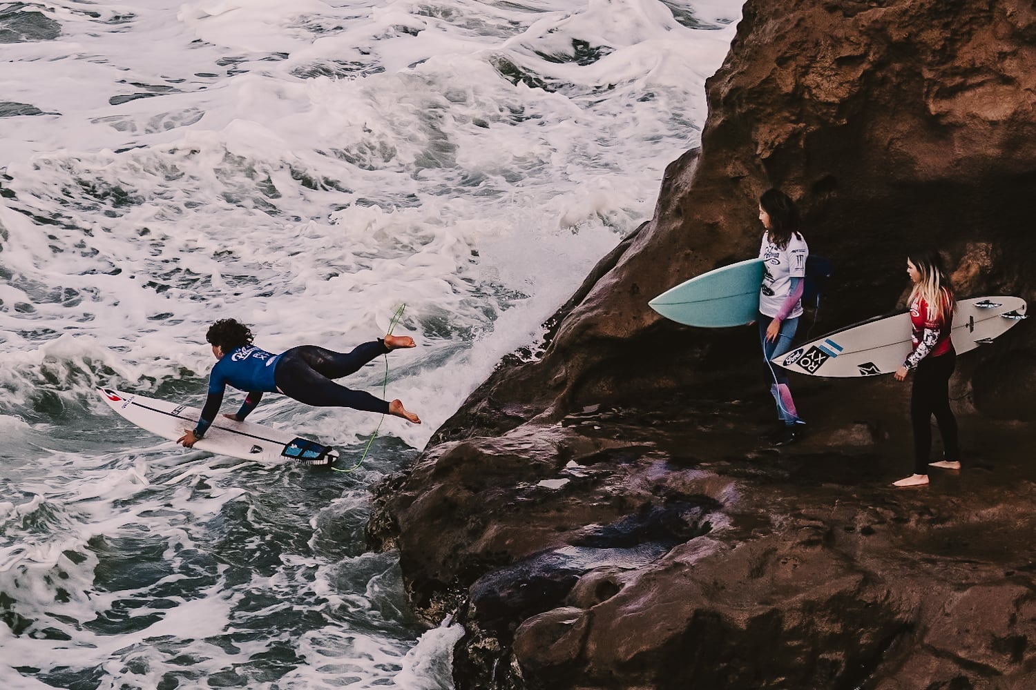 Luego de bajar la escalera hay que tirarse al agua desde las rocas.