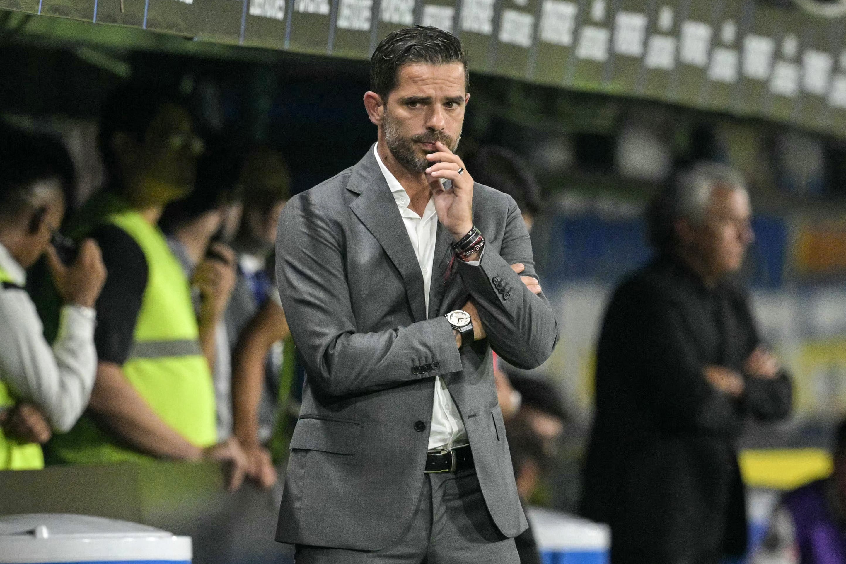 Fernando Gago, contra las cuerdas. Al fondo, Pipo Gorosito, su noqueador.