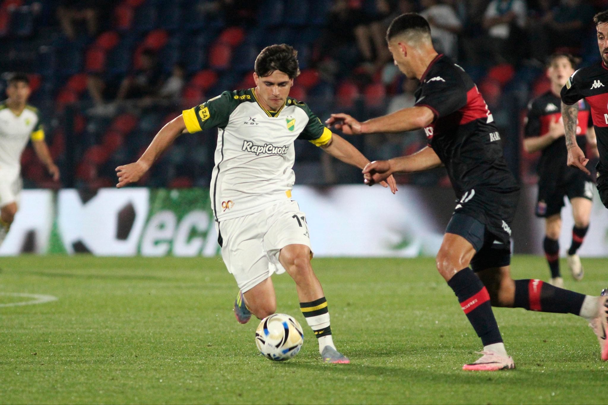 Lobato encara a Barrionuevo; fue empate en Victoria