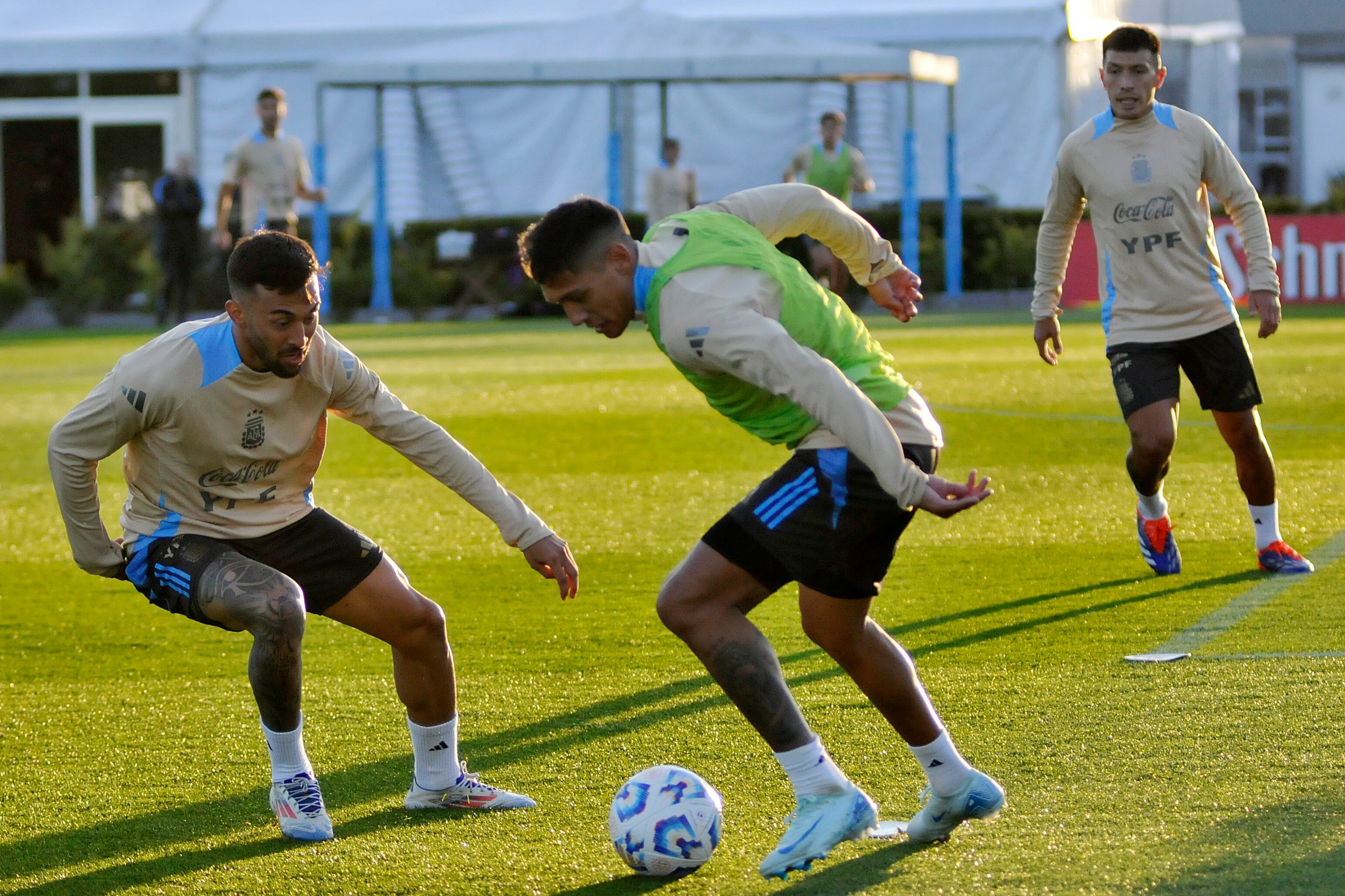 Molina maniobra ante Nico González ante la atenta mirada de "Licha" Martínez
