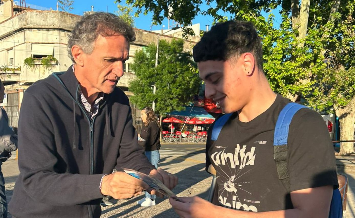 Gabriel Katopodis fue interrumpido por efectivos de la Policía Federal mientras relizaba una actividad de campaña