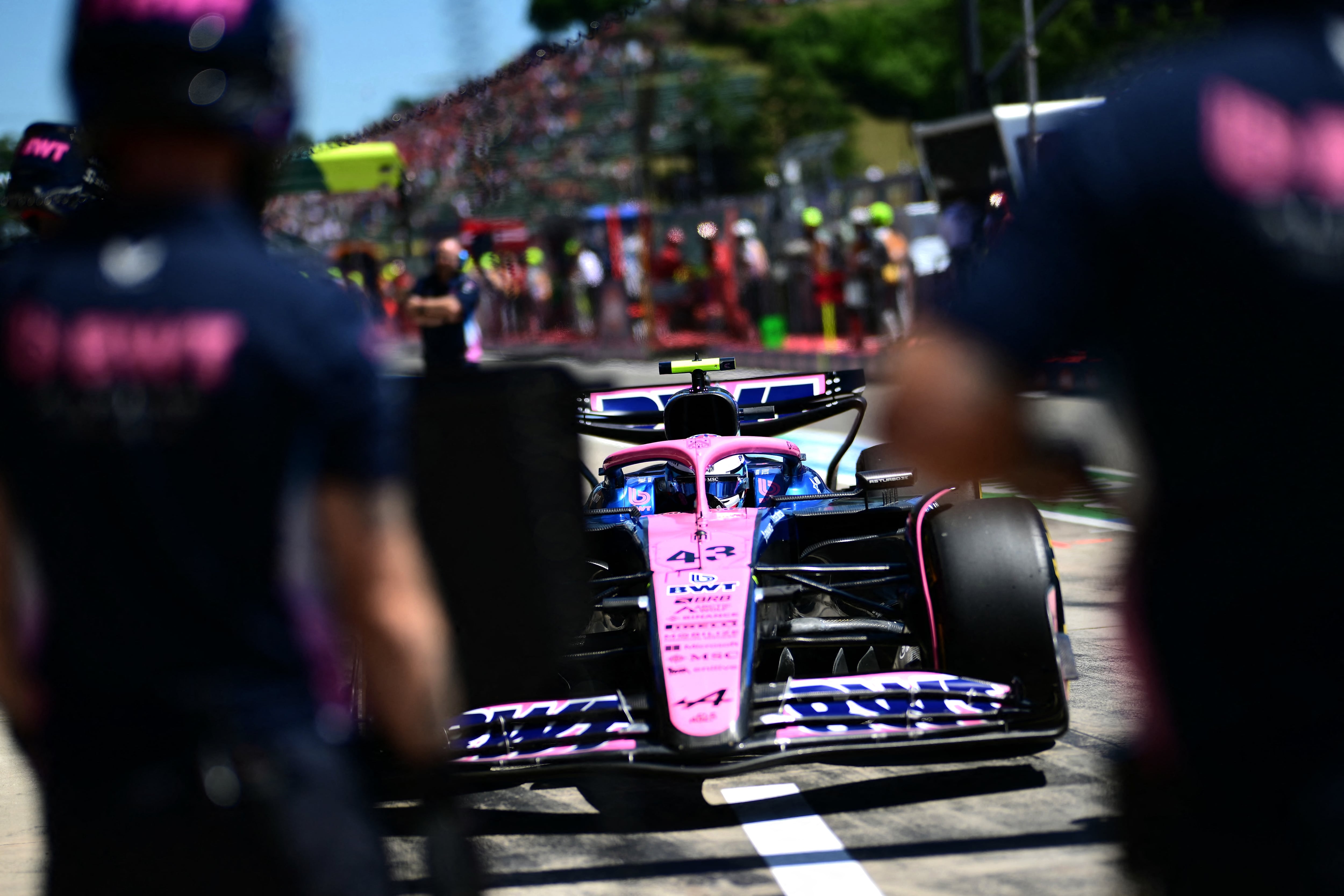 Franco Colapinto ingresando a la zona de boxes
