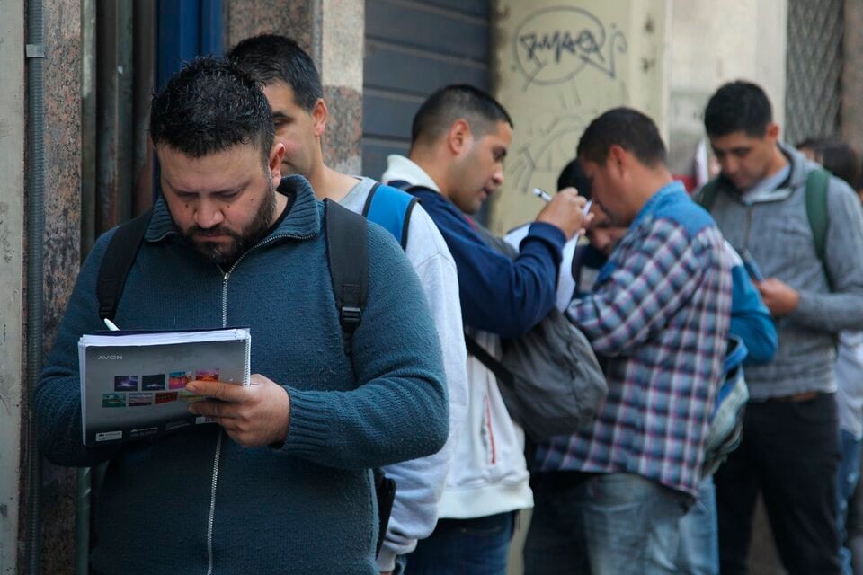 Otra vez a buscar trabajo. 250 mil personas perdieron la formalidad laboral