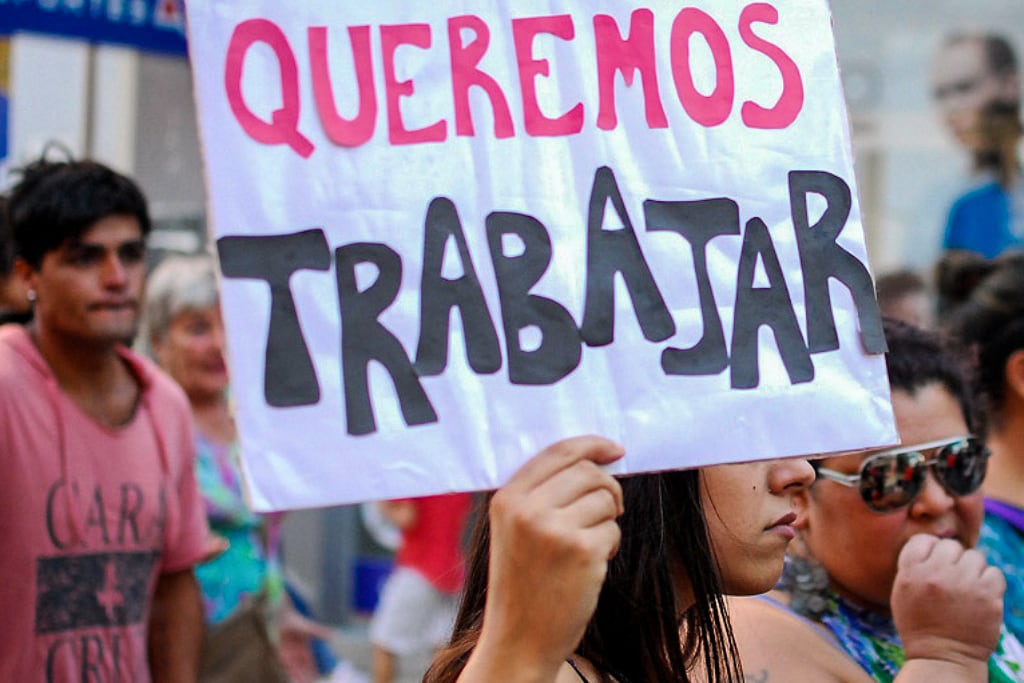 Ajuste laboral: el salario mínimo perdió un tercio de su poder adquisitivo en 19 meses  