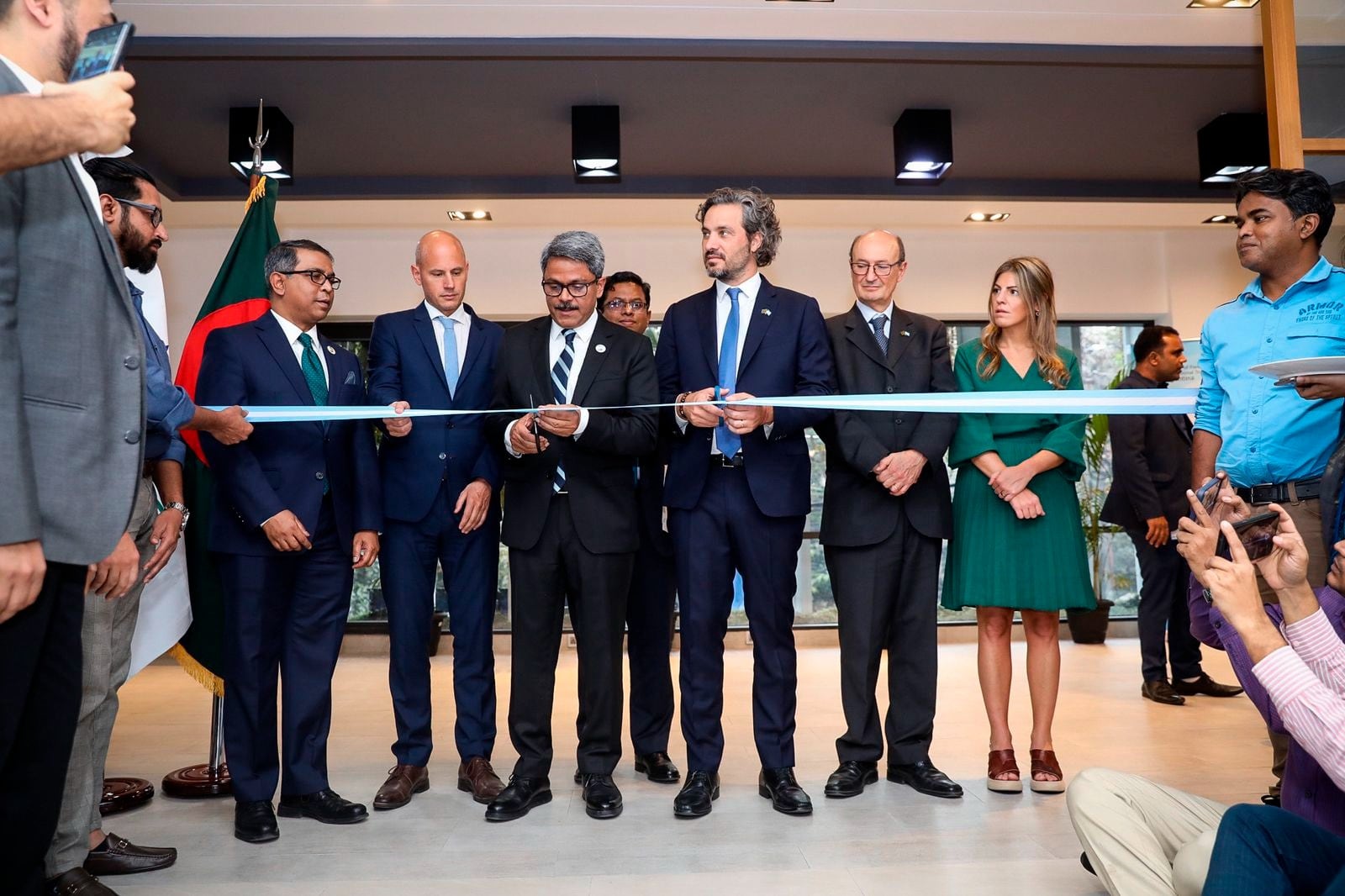 Cafiero en la inauguración de la embajada en Daca, capital del país, donde llegó con un grupo de empresarios en busca de incrementar las exportaciones.