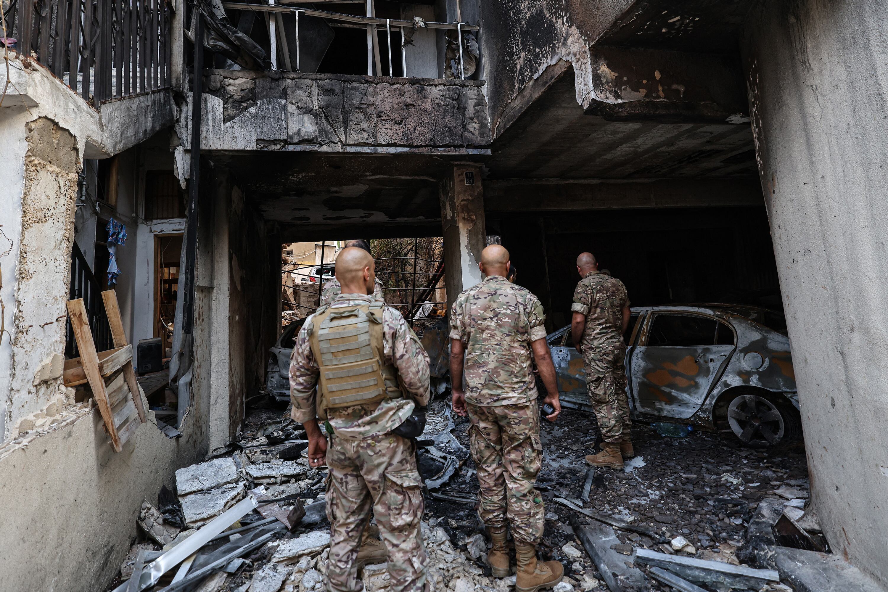 Soldados libaneses inspeccionan el daño causado por un bombardeo israelí en un suburbio de Beirut.