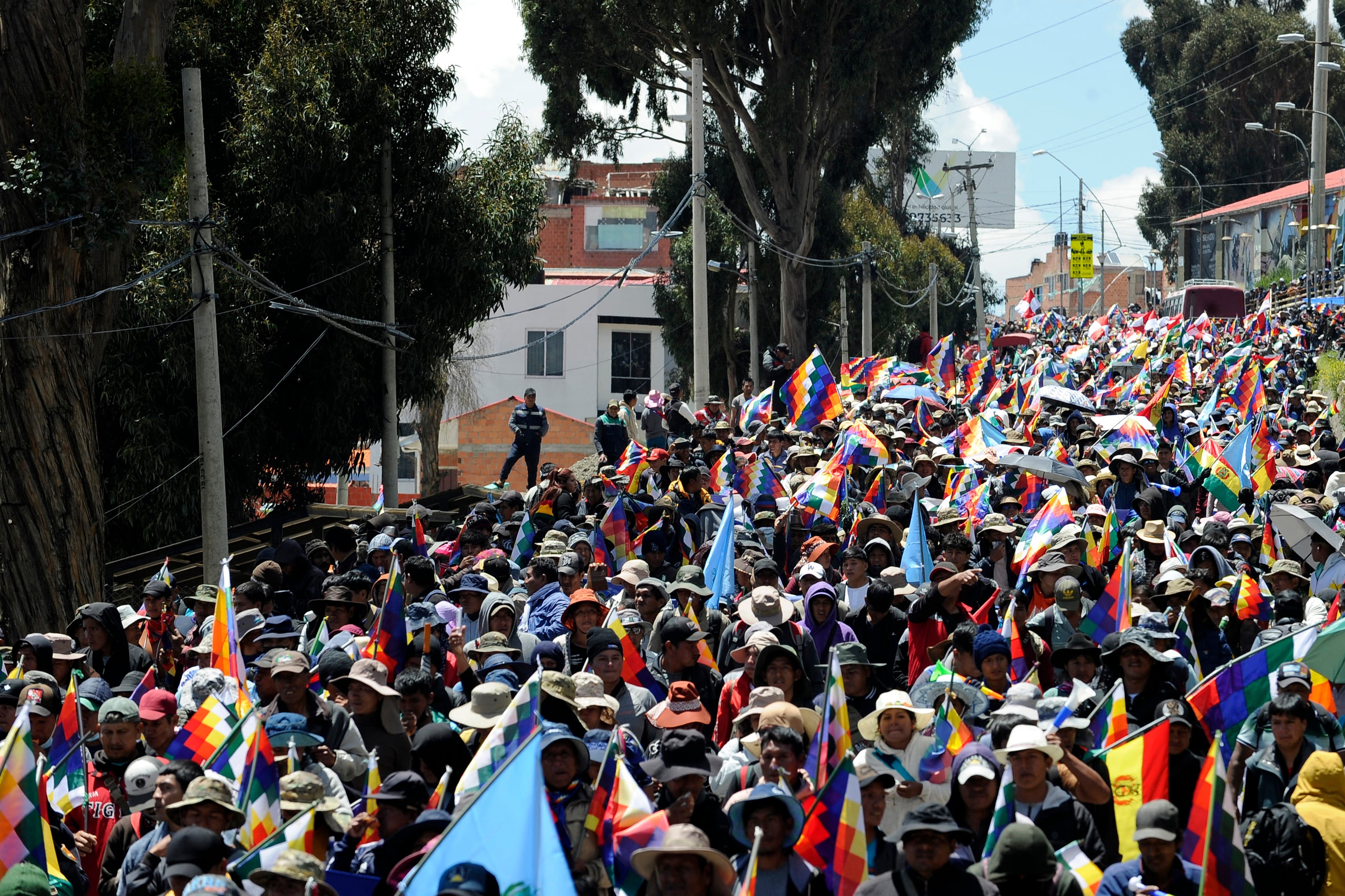Los manifestantes también piden una solución a la escasez de combustibles y dólares