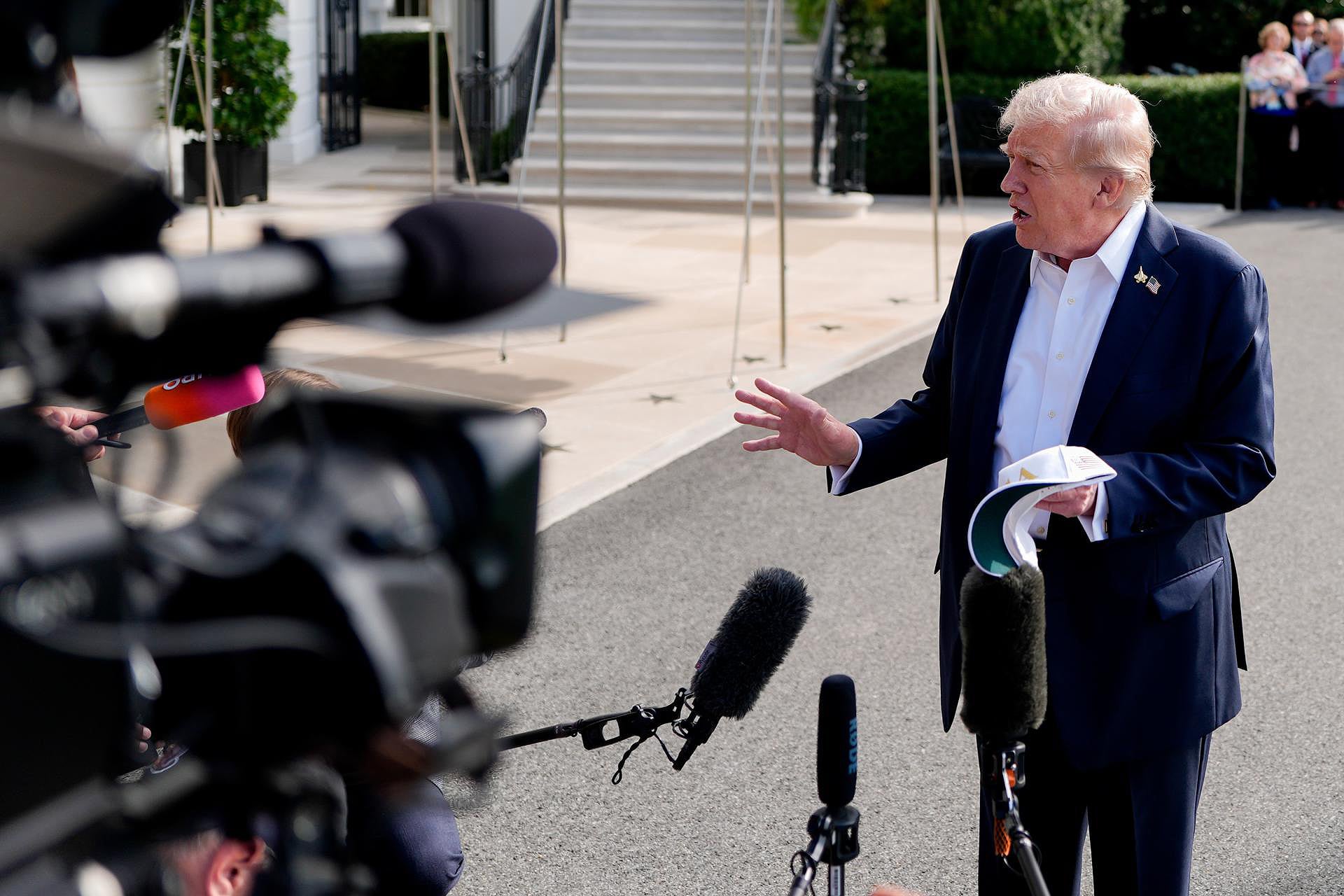 Trump también anunció un arancel del 25 por ciento a todos los camiones pesados ensamblados en el exterior