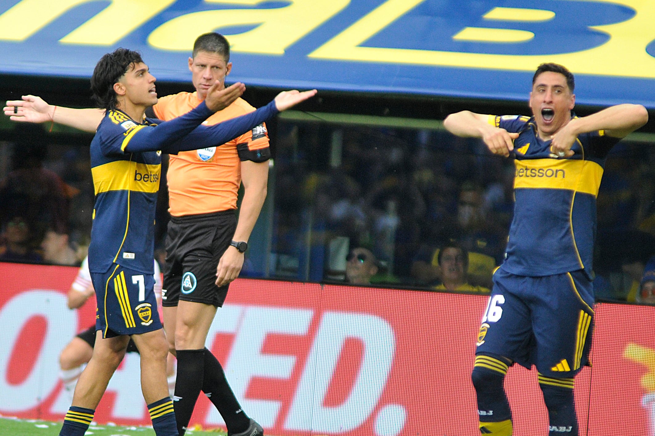 Merentiel festeja moviendo sus brazos