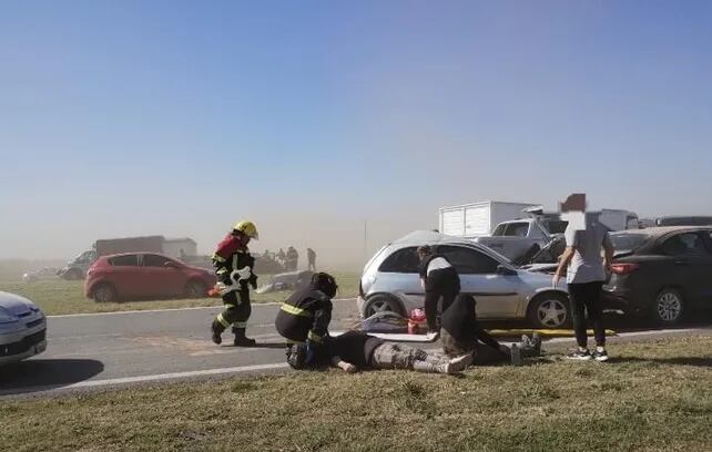 El accidente se desencadenó cuando dos vehículos chocaron en medio de la autopista debido a la nula visibilidad. (Imagen: Guardia Urbana San Jerónimo)