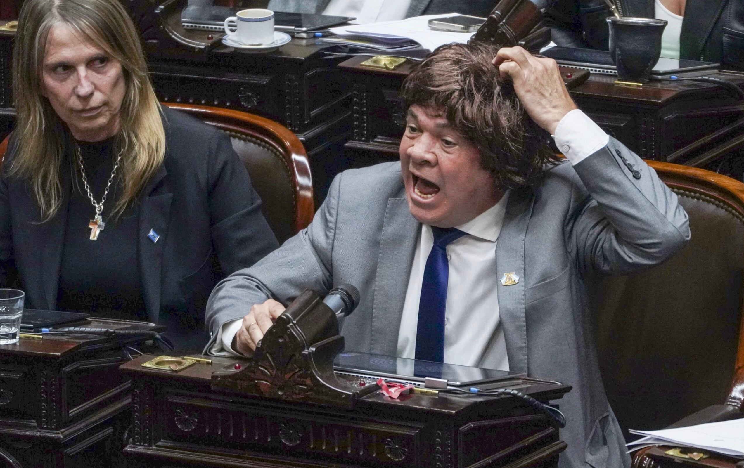 El clima ya estaba caldeado, pero el diputado nacional de Unión por la Patria, Aldo Leiva, decidió agregarle una cuota de teatro al debate sobre la Emergencia Pediátrica