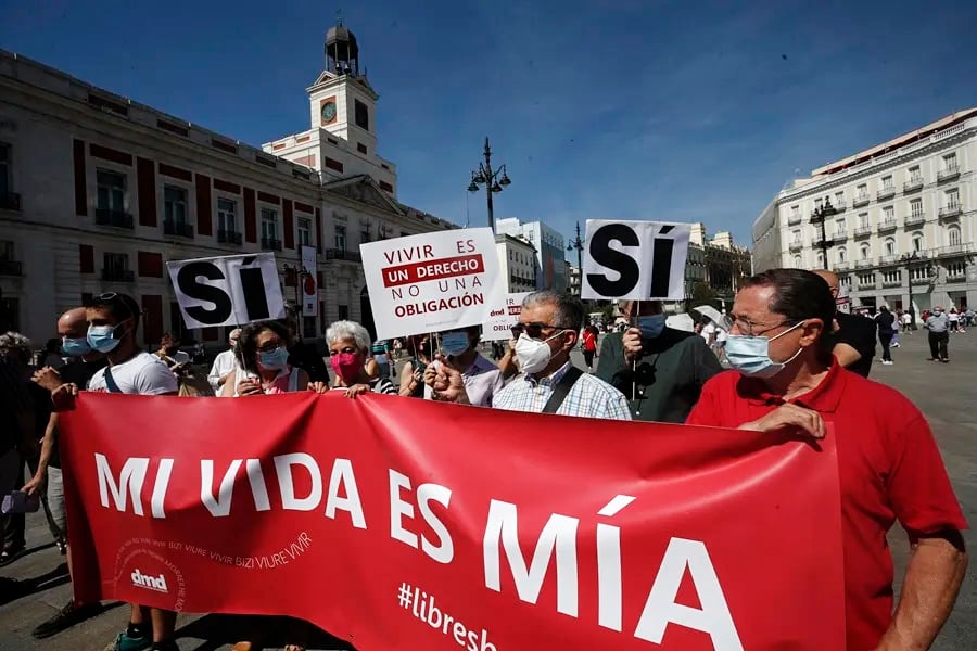 Manifestantes por el derecho a la eutanasia.