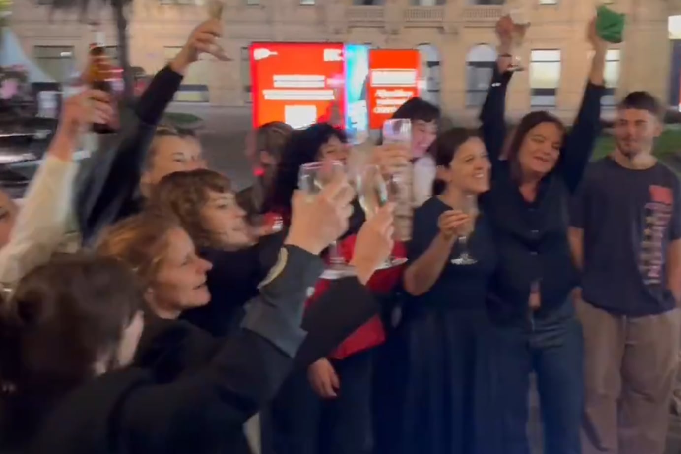 Se dio a conocer un video con el festejo de Dolores Fonzi junto al elenco de Belén, desde San Sebastián  