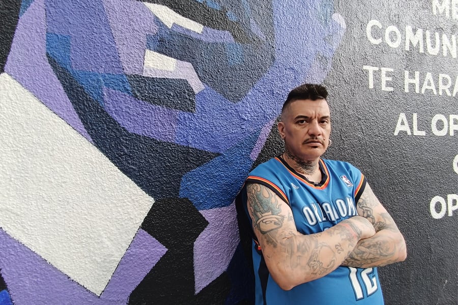 Panthy en el barrio de Villa Crespo junto al mural homenaje por el centenario del natalicio de Malcolm X. Imagen: DIAFAR