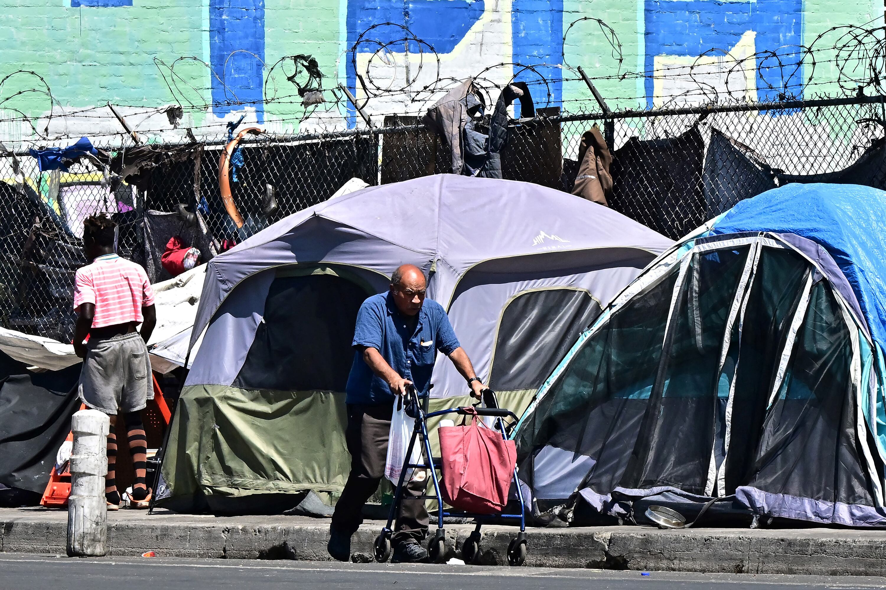 Acampe de personas en situación de calle en Los Angeles.