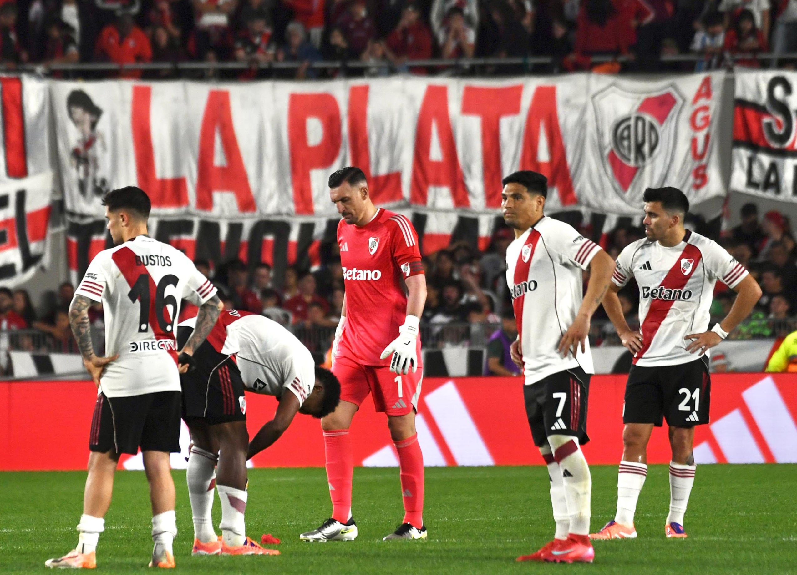 River no encuentra el rumbo y complicó sus chances