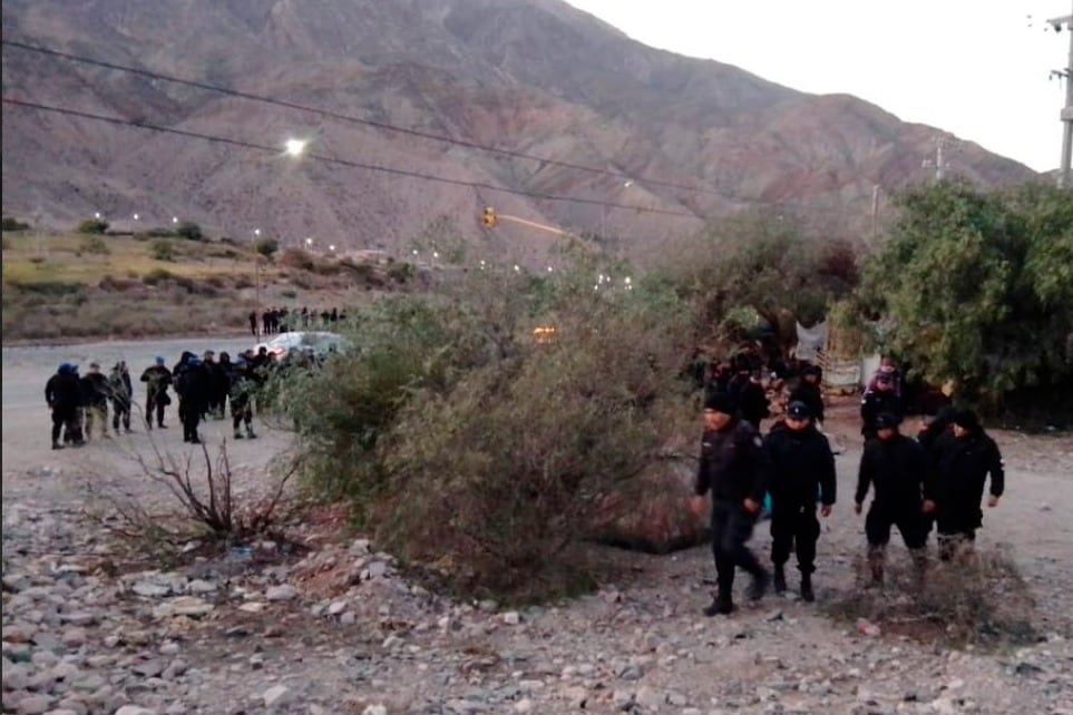 Una patota policial se hizo presente en el cruce de las rutas nacionales 9 y 52 sin ninguna orden de allanamiento 