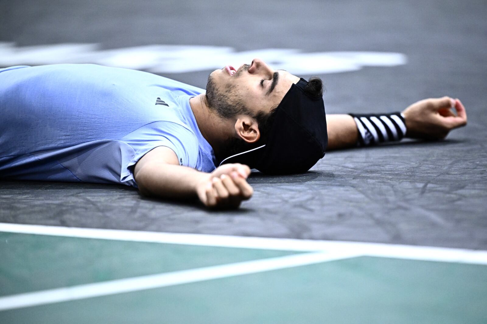 Fran Cerúndolo festeja su triunfo ante el top ten Casper Ruud.