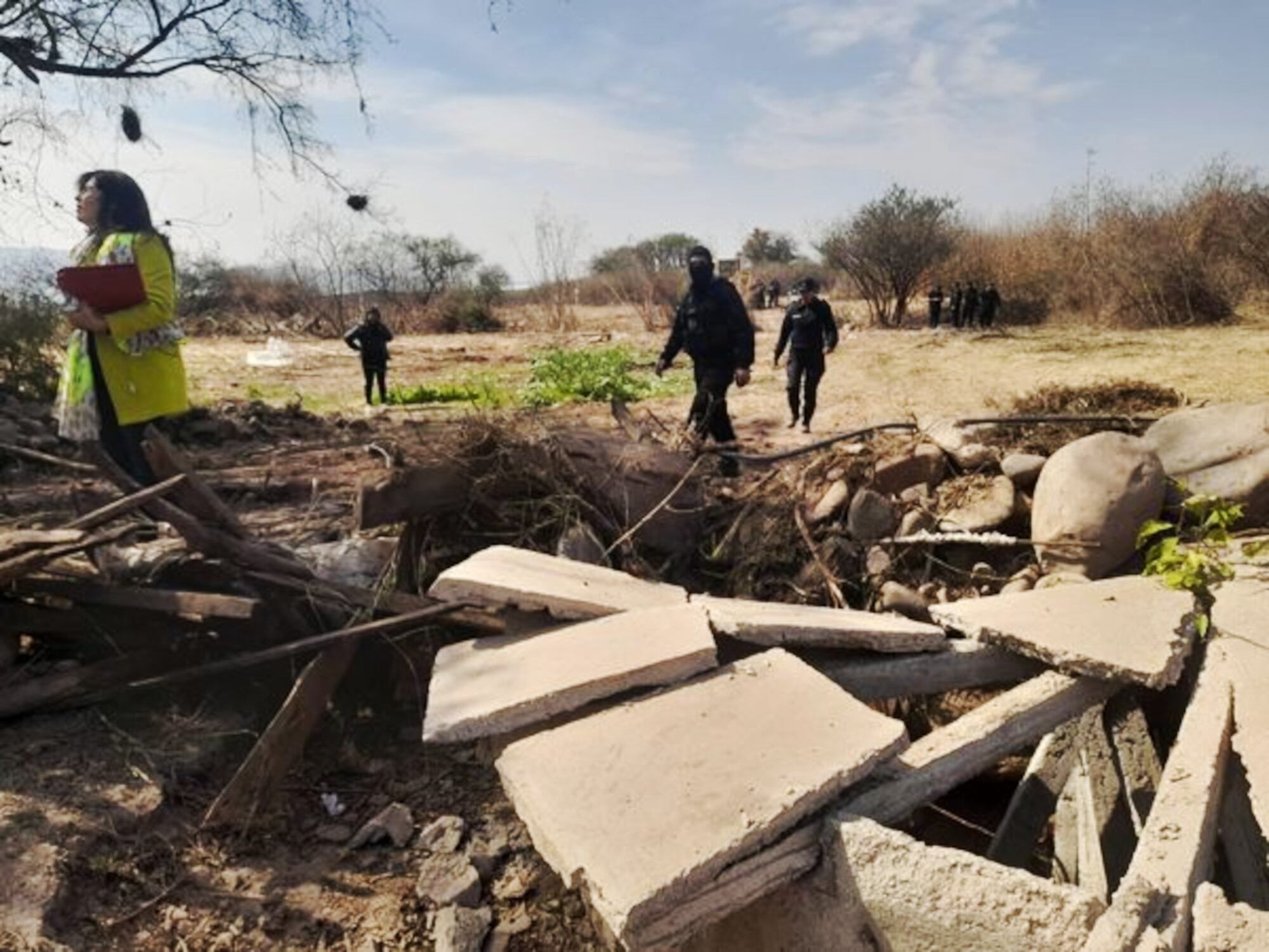 La policía jujeña y una escribana en uno de los intentos de desalojo. 