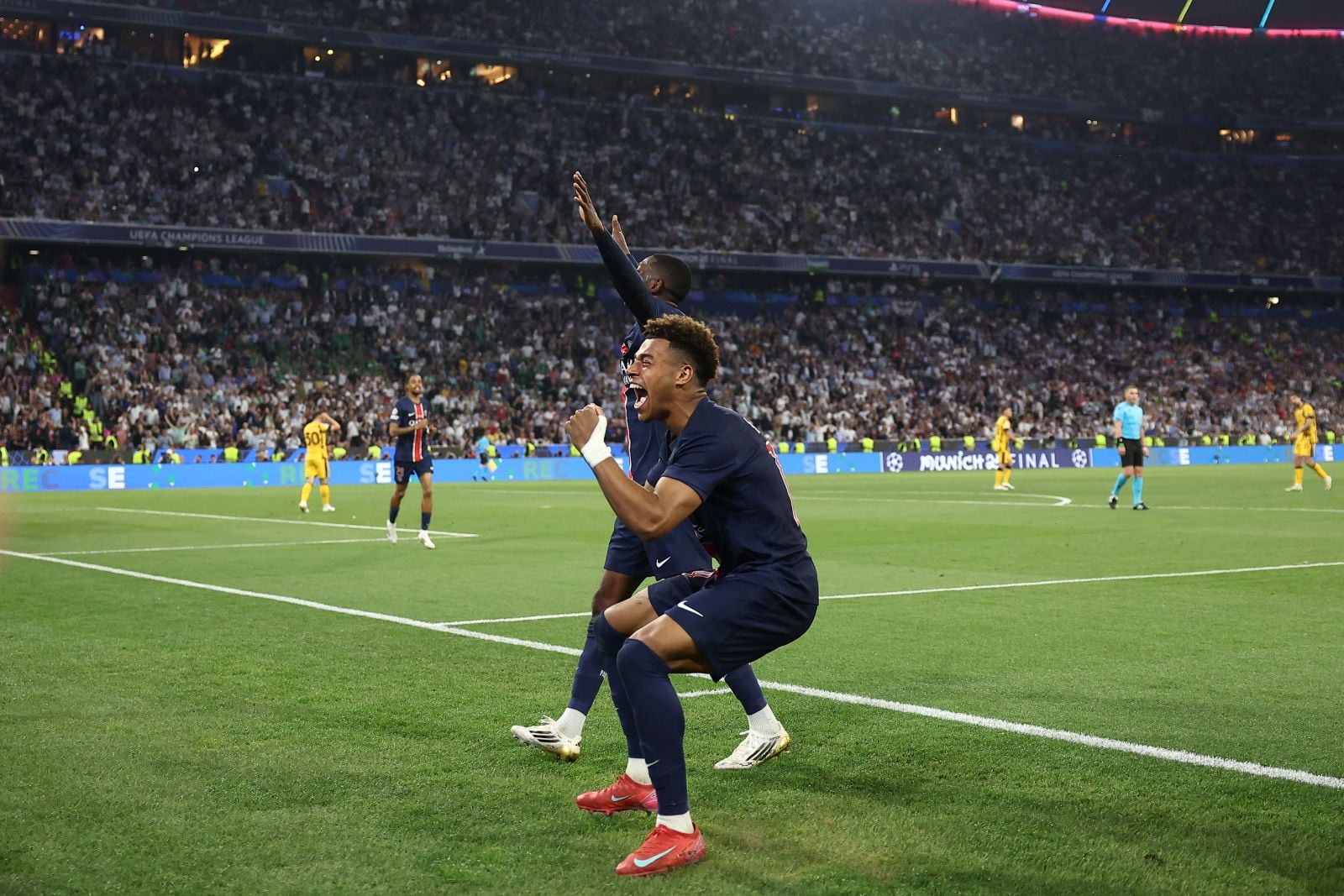 Désiré Doué festeja uno de sus dos goles