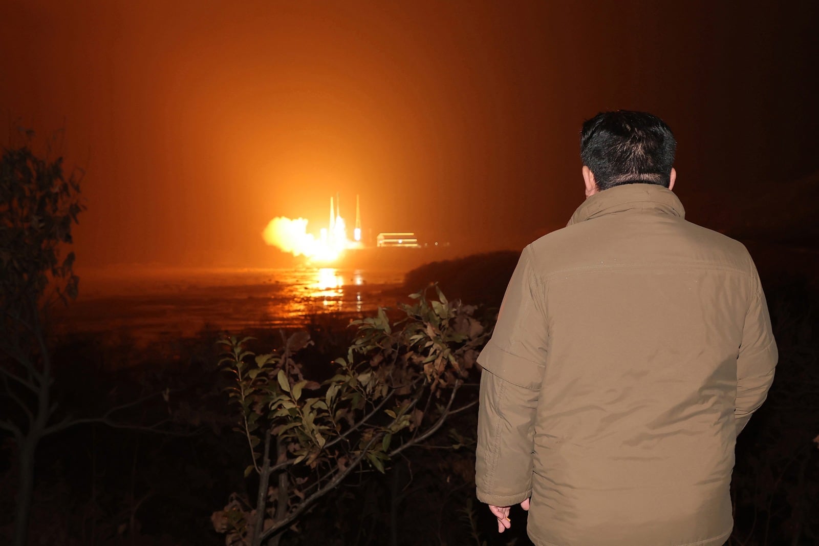 Kim Jong-un observa el lanzamiento del satélite,