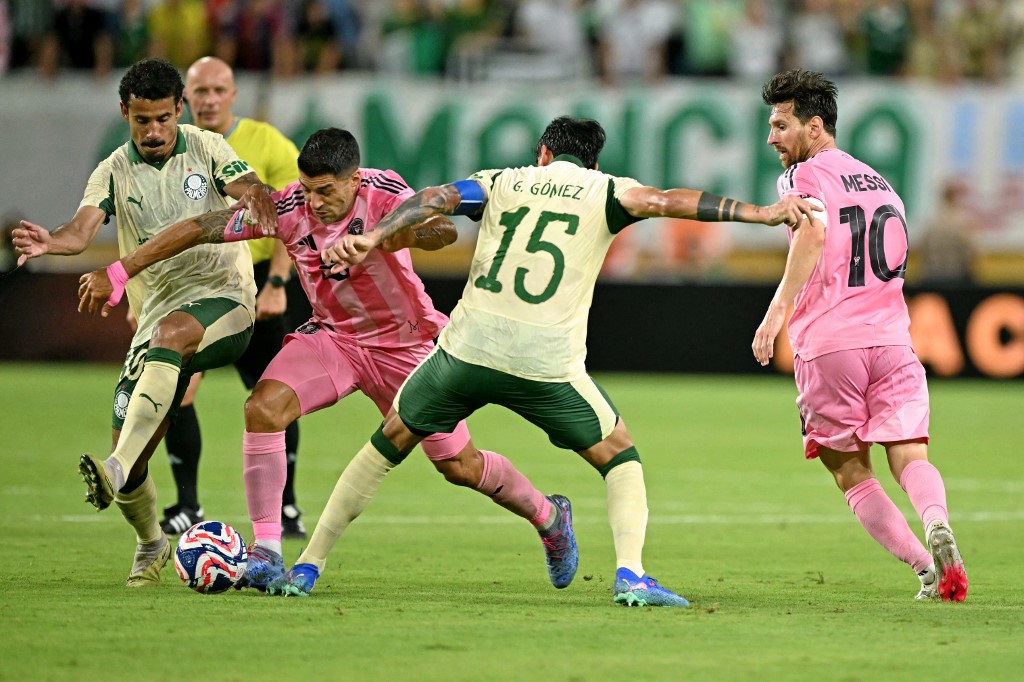 Suárez y Messi, amigos en acción.