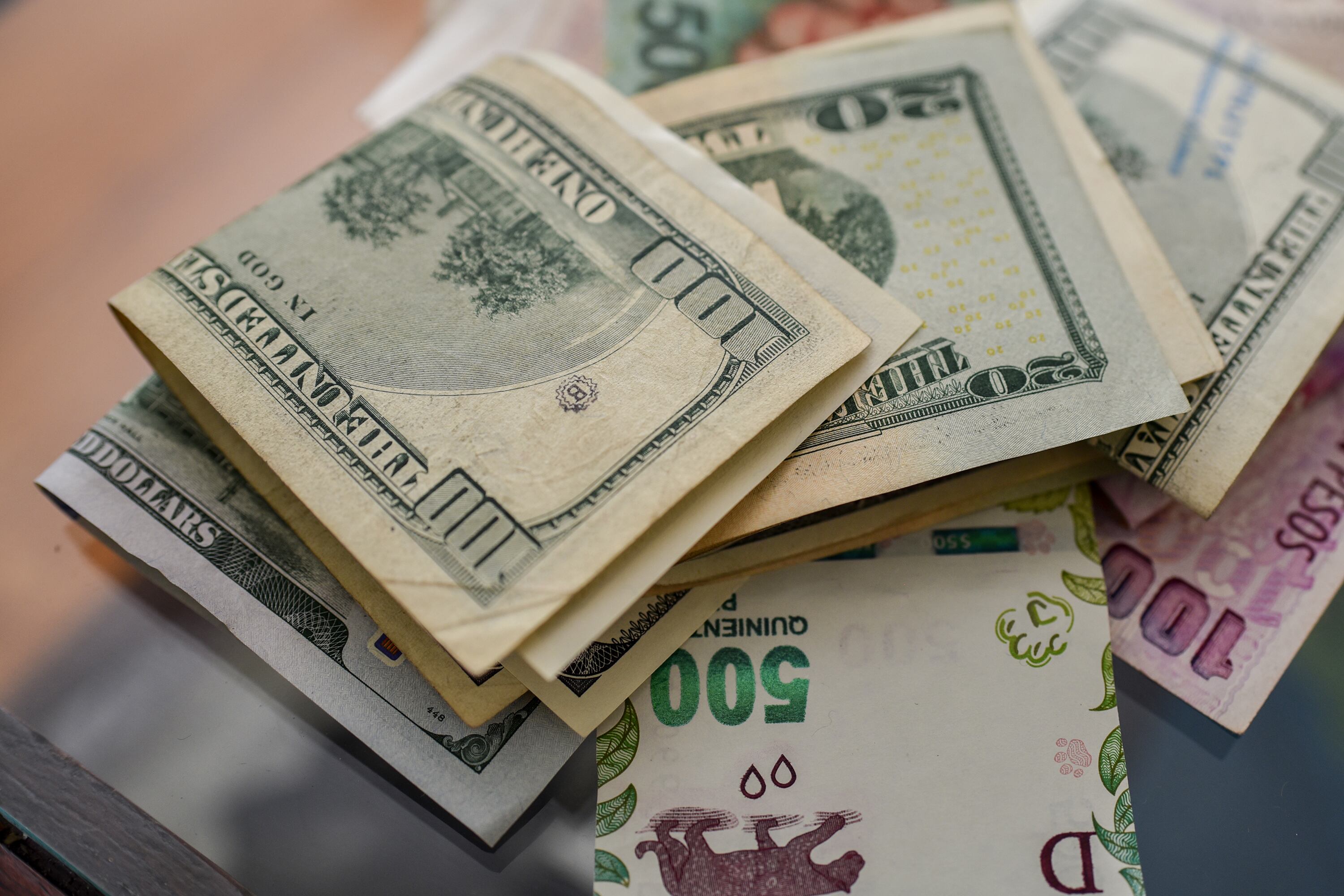 En la economía nacional, el bimonetarismo genera un círculo vicioso con la inflación.