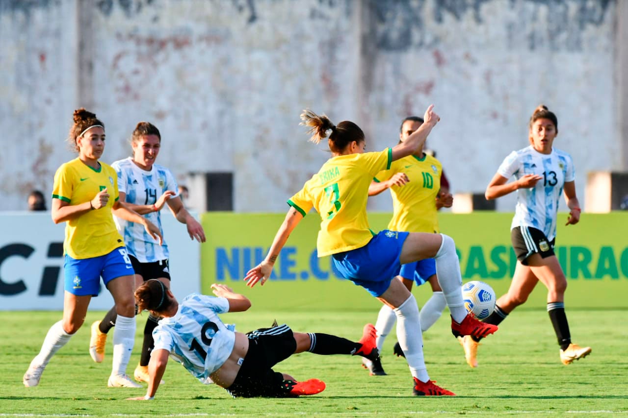 La delantera Mariana Larroquette va al piso contra Erika