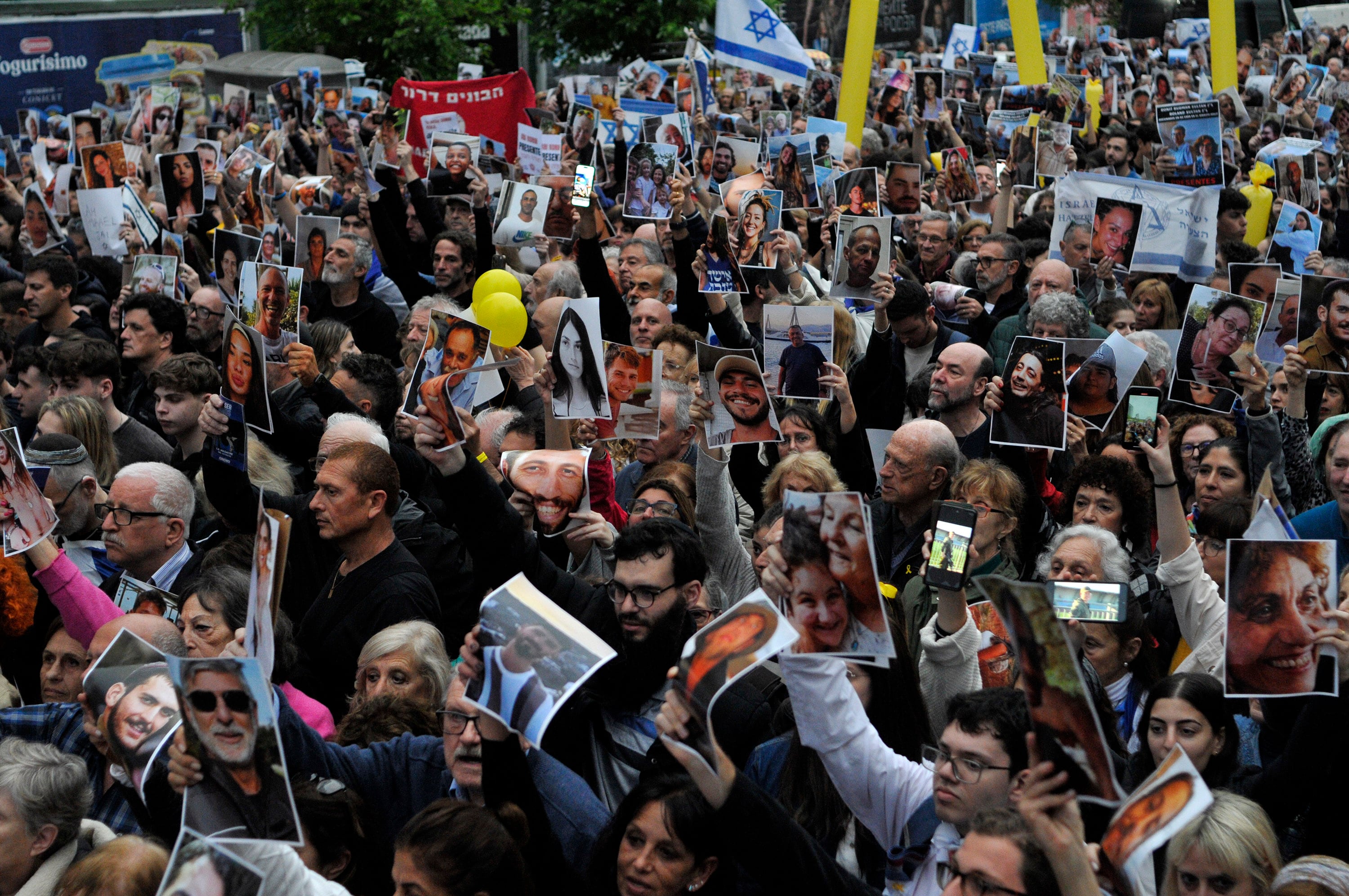 Los manifestantes portaron banderas israelíes y fotos con las caras de los rehenes