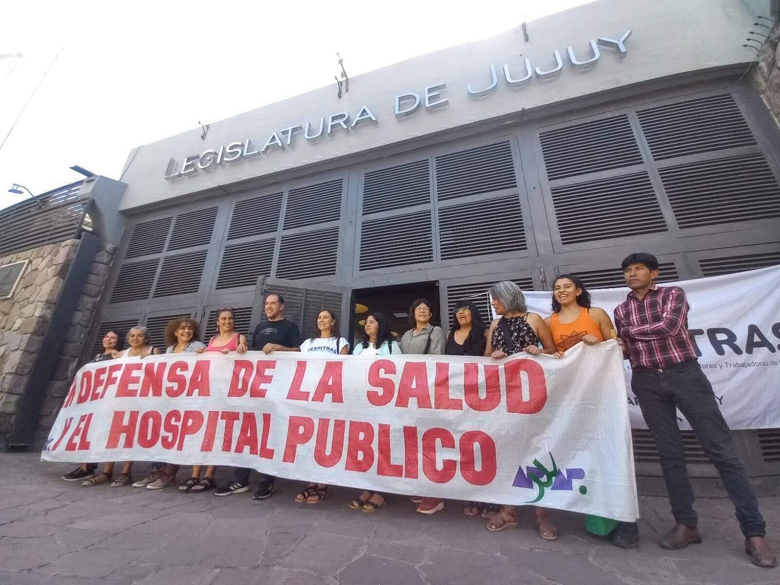 Manifestación frente a la Legislatura jujeña en rechazo del bono. 