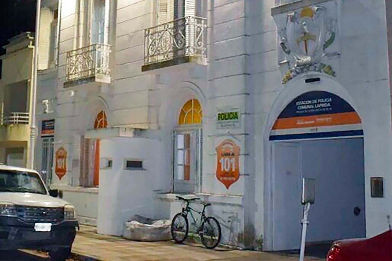 La comisaría 1ª de Laprida, donde fue cometido el crimen de Daiana Abregú.