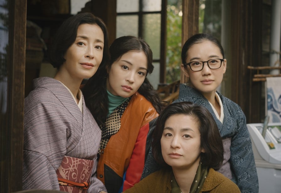 Ambientada en los setenta, Asura indaga la vida del padre pero también, la de sus cuatro hijas.