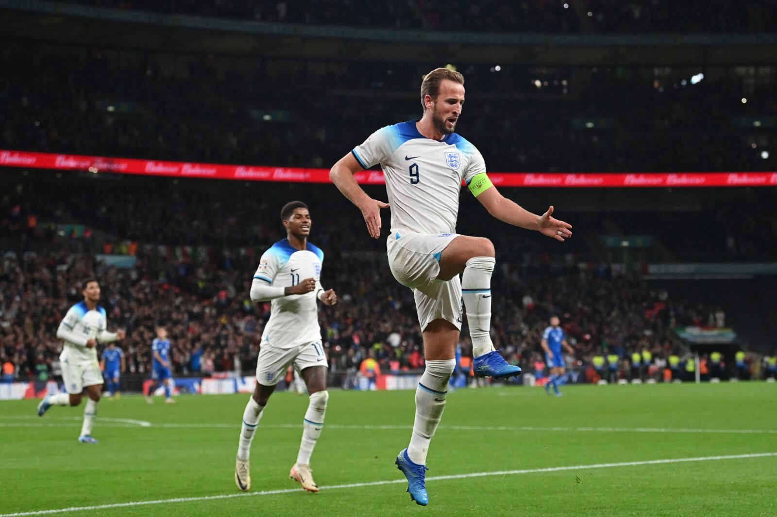 Kane metió un dobleta para dar vuelta el resultado ante Italia.