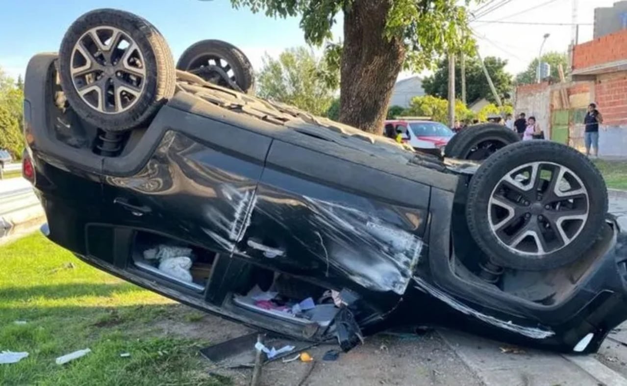 Así quedó la camioneta después de atropellar a la mujer y su hija. 