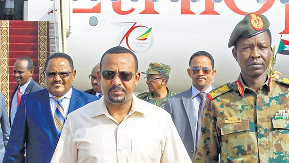 El primer ministro etiopí, Abiy Ahmed en Khartoum, junto al general Mekonnen (atrás, centro) muerto ayer.