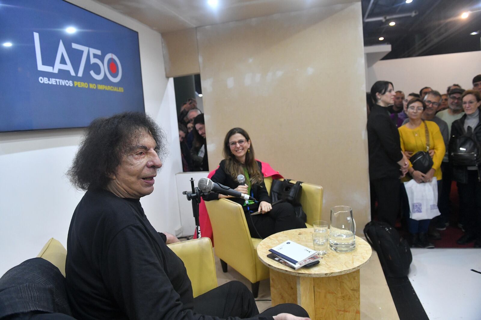 Dolina junto a Ginzberg, en un stand desbordado de asistentes. 