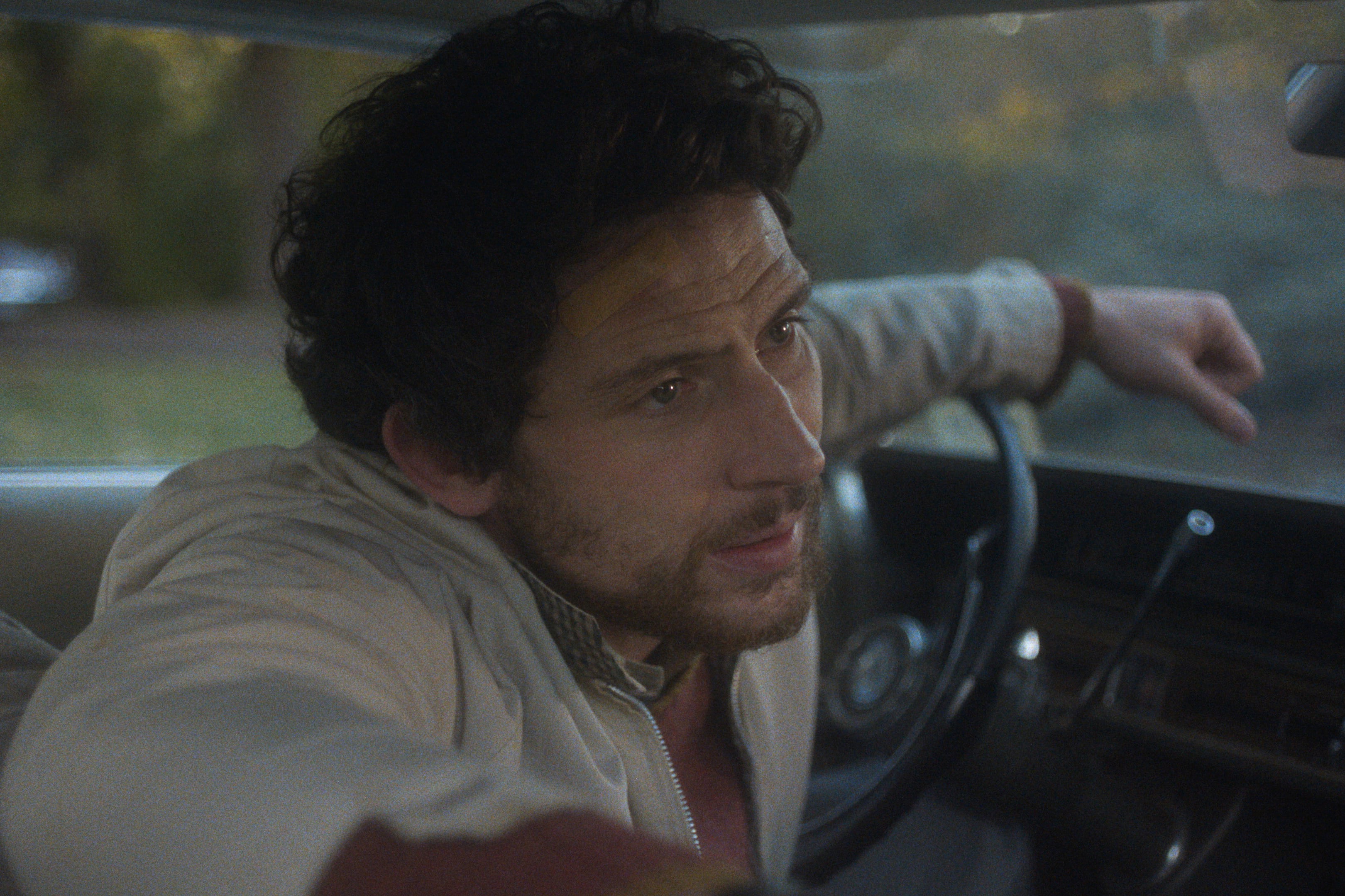 Josh O'Connor, ladrón de tumbas en "La quimera" y ahora de cuadros en "Mente maestra".